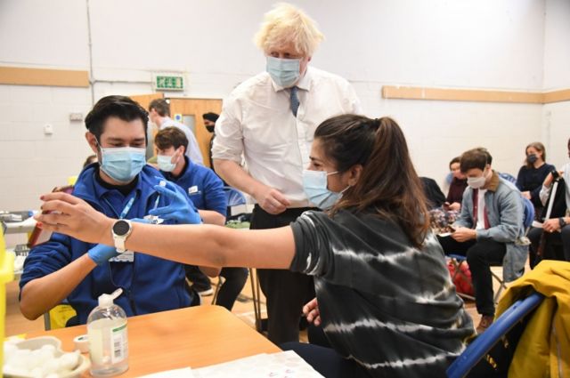 İngiltere'de hükümetin geçen yıl Noel zamanı aldığı koronavirüs önlemlerine uymamakla suçlanan Başbakan Boris Johnson iddialara yanıt verdi, "Kesinlikle hiçbir kuralı çiğnemedim" dedi.