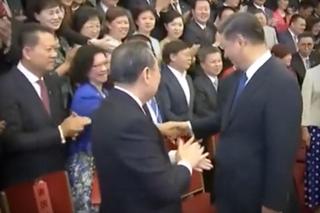 中国央视播出的画面显示，2019年，李贞驹与中国国家主席习近平曾握手。
