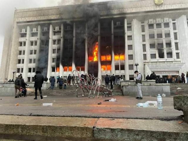 Телеграм-канал KAZAKHSTAN PROTESTS публікує фото палаючої адміністрації в Алмати. Горить вся центральна частина великої будівлі.