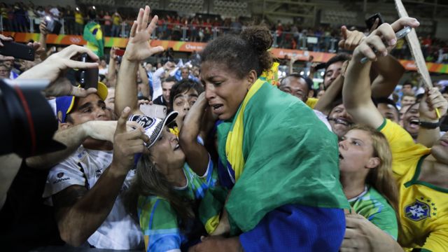 Rafaela Silva abrazada por el público