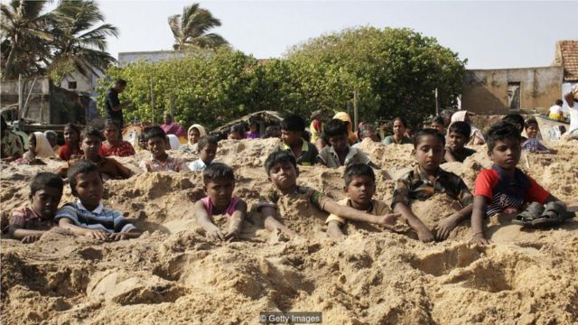 泰米爾納德邦的社會活動家表演活埋自己，以抗議政府建造鈾反應堆。 而活埋用的沙子裏則含有釷礦這種更為安全的核燃料。