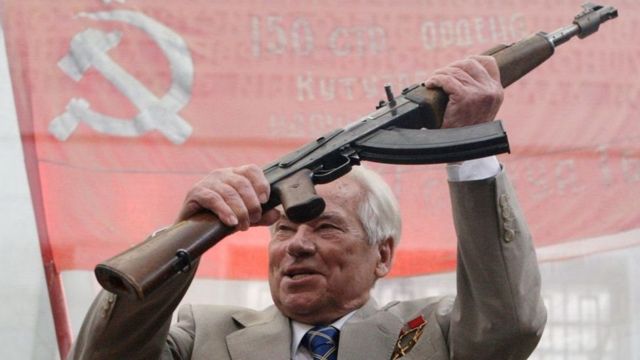 Kalashnikov dan senapan serbu yang ia rancang AK-47.