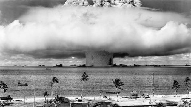 A explosão nuclear submarina no atol de Bikini, nas ilhas Marshall (Oceano Pacífico)