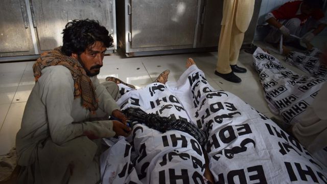 பாகிஸ்தான் தேர்தல்: பிரச்சார கூட்டத்தில் குண்டுவெடிப்பில் 100க்கும் அதிகமானோர் மரணம்