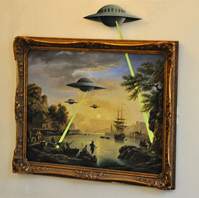 لوحة تظهر الأجسام الطائرة المجهولة، وهي جزء من معرض لفنان الغرافيتي البريطاني "بانكسي" في متحف ومعرض الفنون بمدينة بريستول البريطانية
