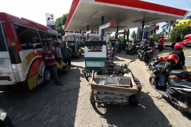 Sejumlah kendaraan antre menunggu BBM jenis Pertalite dan solar subsidi di salah satu SPBU di Lhokseumawe, Aceh, Rabu (31/08)
