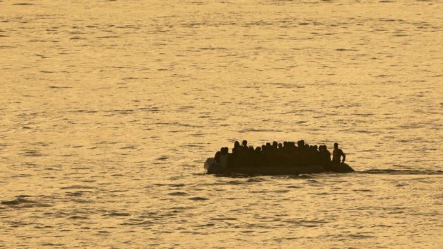 Надувная лодка с мигрантами в Ла-Манше 3 октября 2023 года