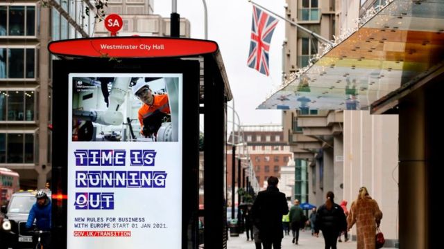 Una calle de Londres con un cartel sobre el Brexit.
