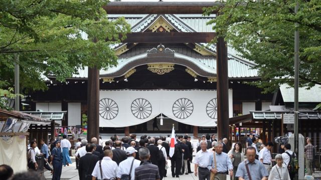 Nhiều người Nhật đến thăm đền thờ Yasukuni, ở Tokyo hôm 15/8.