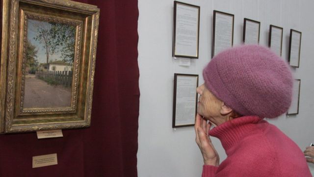 Картина і відвідувачка музею