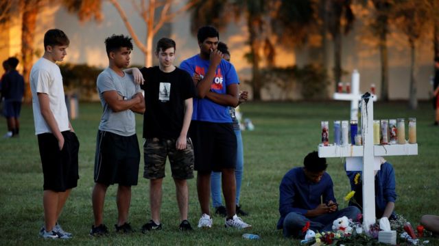 Jovens fazem homenagem às vítimas do massacre na Flórida