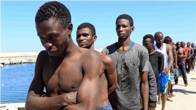 Libye Plus De 20 000 Migrants Retenus De Force à Sabratha Bbc News