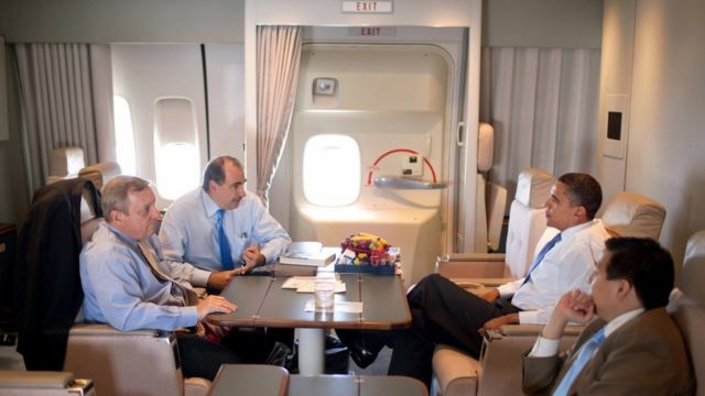 Madaxweynihii hore ee Mareykanka Obama xilli uu shir diyaaradda Airforce One gudaheed kula lahaa saraakiisha dowladda