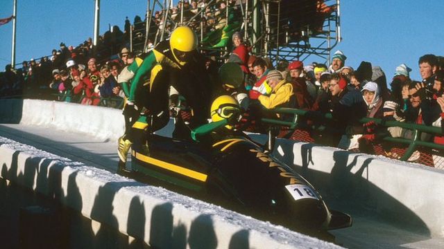 1993年的電影《冰上輕馳》取材自1988年加拿大卡加利冬奧會上的牙買加四人雪車隊。
