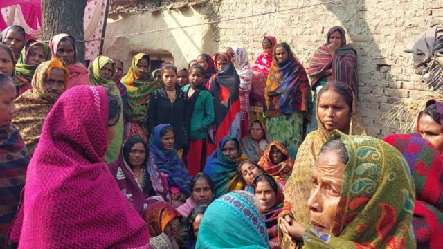 Familias de las víctimas en Ghazipur