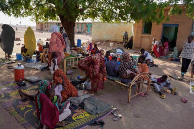 سودانيون نازحون داخلياً من مناطق القتال يقيمون في مدرسة الحصاحيصا الثانوية جنوبي العاصمة الخرطوم