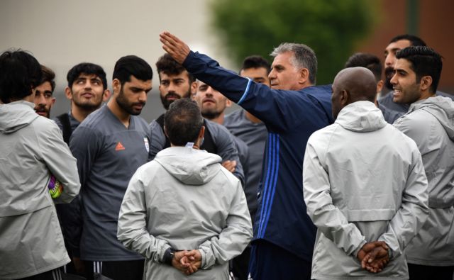 Selektor Irana Karlos Kejroz u razgovoru sa igračima tokom treninga u Rusiji.