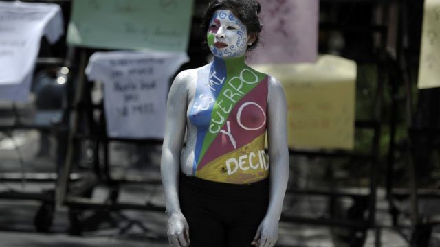 Mujer en protesta en El Salvador