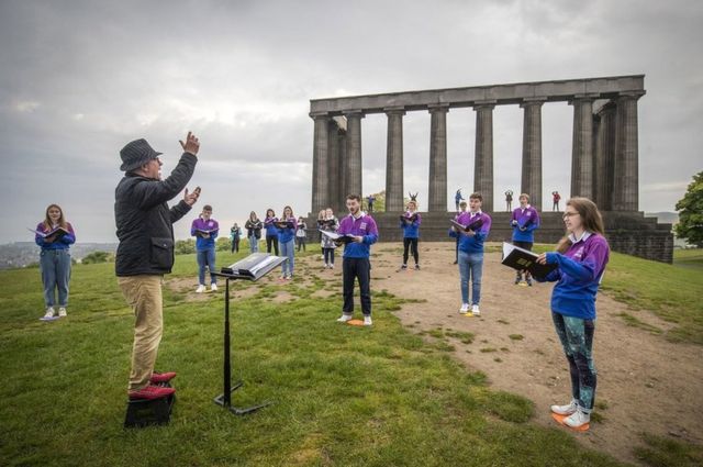 Национальный юношеский хор Шотландии репетерирует под открытым небом
