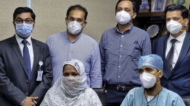 فرید اور ان کی والدہ ڈاکٹرز کے ہمراہ