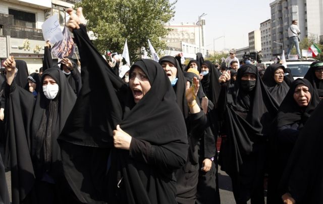Mulheres em uma mobilização a favor do governo do Irã