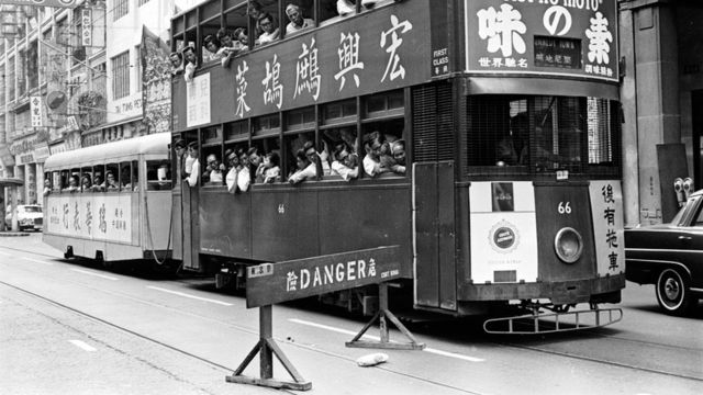 香港中环德辅道中一列电车开过路旁一枚怀疑炸弹（14/10/1967）