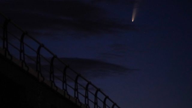 Neowise'ın 13 Temmuz gecesi İngiltere'de Saltburn sahili semalarındaki görüntüsü