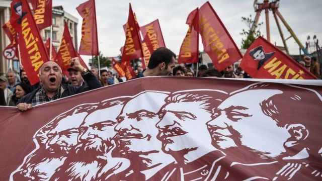 Foto de manifestantes en Turquía con imágenes de Max, Engels, Lenin, Stalin y Mao Zedong.