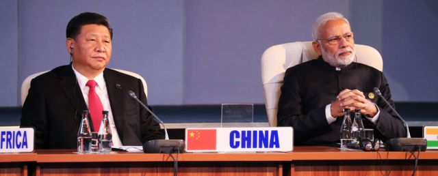 Chủ tịch Trung Quốc Tập Cận Bình và Thủ tướng Ấn Độ Narendra Modi tại Hội nghị thượng đỉnh BRICS lần thứ 10.