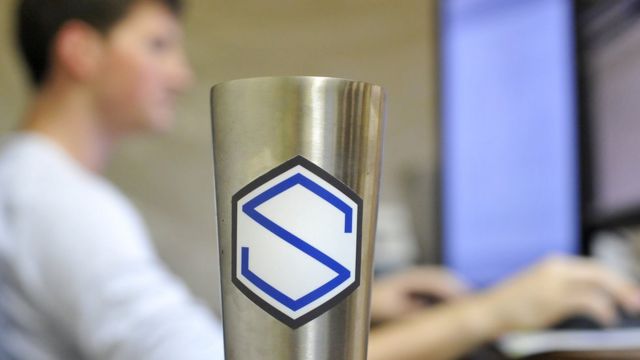 Стакан с калорийным напитком
