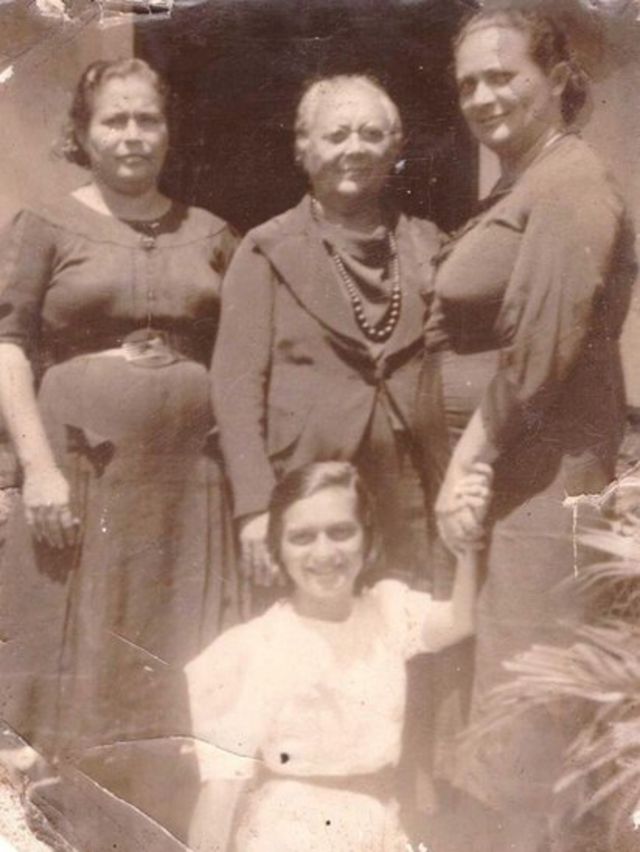 Alzira, à direita, com a sua mãe, Margarida, ao centro, a irmã, Osmídia, à esquerda, e irmã Ismênia, em baixo.