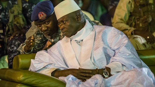 Yahya Jammeh écoute l'un de ses assistants à Banjul, le 29 novembre 2016, lors d'un meeting électoral en Gambie, avant les élections présidentielles que le président sortant a perdues.