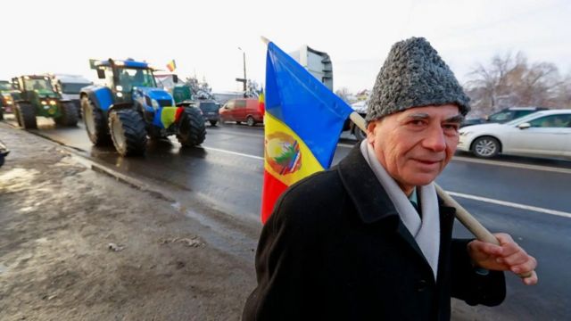 Un agricultor rumano con la bandera de su país