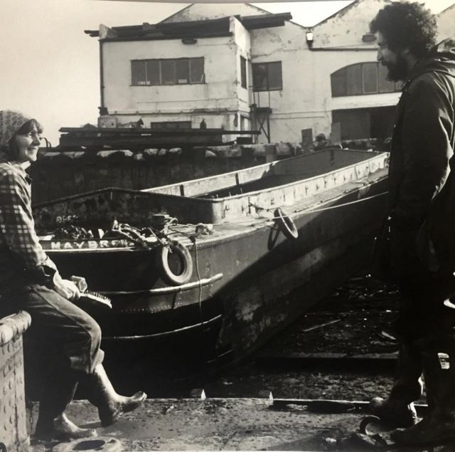 جولييت وجرين ماديتون يجلسان بجانب القارب