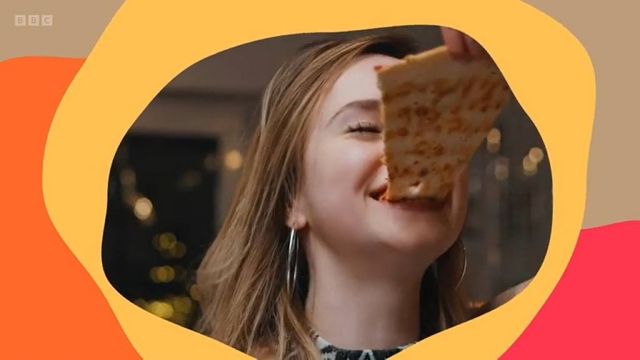 Chica feliz comiendo pizza