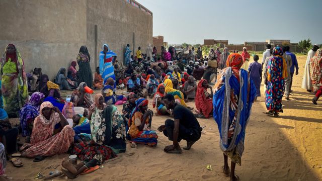 لاجئون سودانيون يتجمعون بينما تساعد فرق أطباء بلا حدود جرحى الحرب من غرب دارفور بالسودان في مستشفى أدري بتشاد