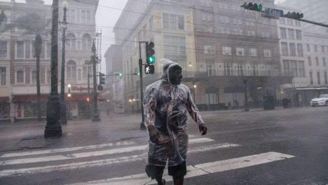 Hombre cruza la calle bajo la lluvia provocada por el huracán Ida en Nueva Orleans, Luisiana, Estados Unidos, el 29 de agosto de 2021.