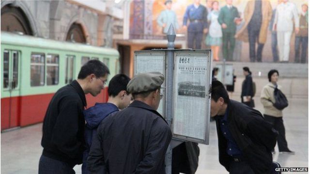 Norte-coreanos leem jornal