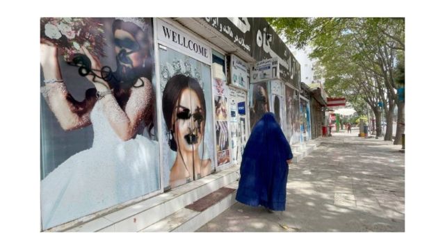 لا تزال ملصقات النساء على نوافذ صالونات التجميل تتعرض للتخريب في كابول