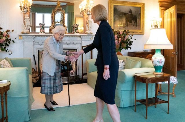 保守党新党魁特拉斯应邀到苏格兰巴尔莫拉尔城堡（Balmoral Castle）接受委任。她成为女王在位70年来任命的第15位首相。(photo:BBC)
