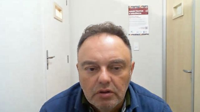 George Washington de Oliveira Sousa falando em sala, aparentemente em reunião online