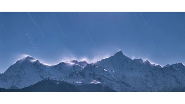Звездопад падают в снежных горах Мейли