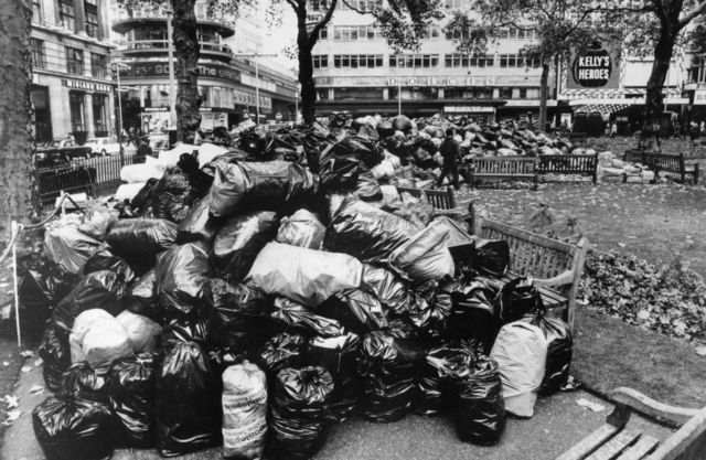 Leicester Square, no centro de Londres, cheia de lixo durante uma greve em dezembro de 1970