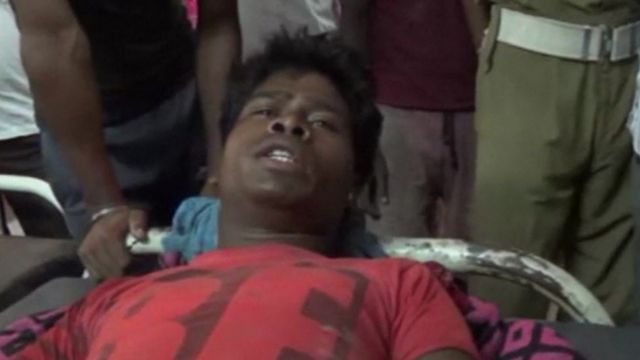 Un hombre trasladado a un hospital de Bihar, tras ser impactado por un rayo.