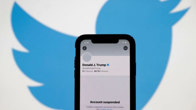 شاشة هاتف جوال يظهر عليها إيقاف حساب ترامب على تويتر