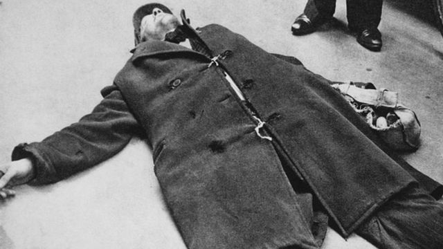 Homem desfalecido pela fome, na Holanda, no inverno de 1944