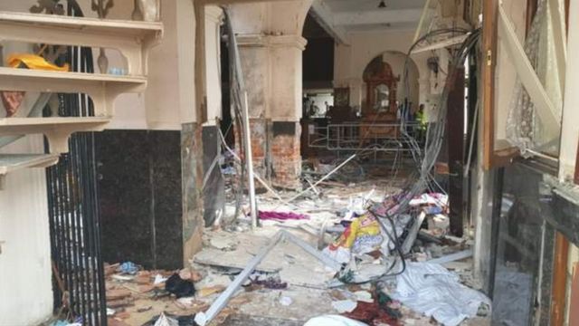 Aworan inu ile ijọsin kan ni Sri Lanka ti ibugbamu ti waye