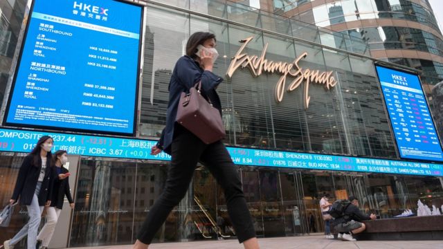 一位在講電話的女士走過香港交易廣場（中新社圖片19/10/2022）