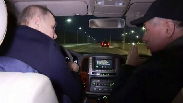 Кадр відео російського каналу, на якому Путін разом із віце-прем’єр-міністром Маратом Хуснулліним їдуть Маріуполем