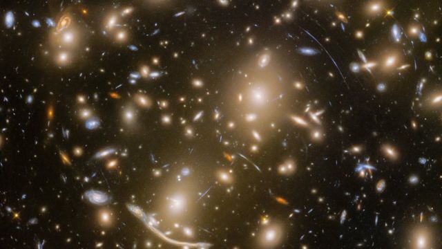 Telescópio Hubble divulga imagem inédita de aglomerado de galáxias - BBC News Brasil